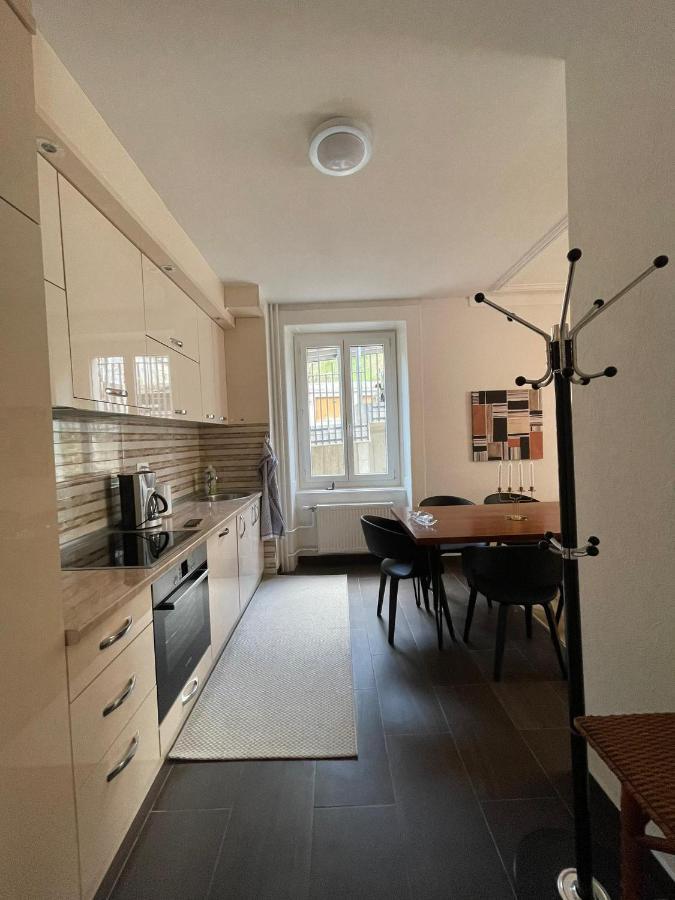 Appartement Luna Avec Parking Couvert Prive Le Locle Bagian luar foto