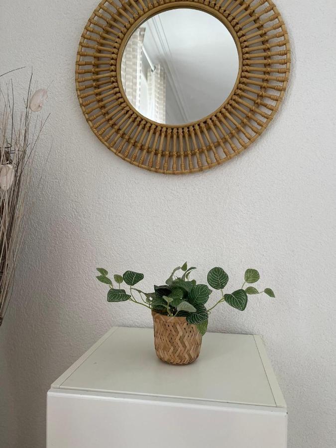 Appartement Luna Avec Parking Couvert Prive Le Locle Bagian luar foto