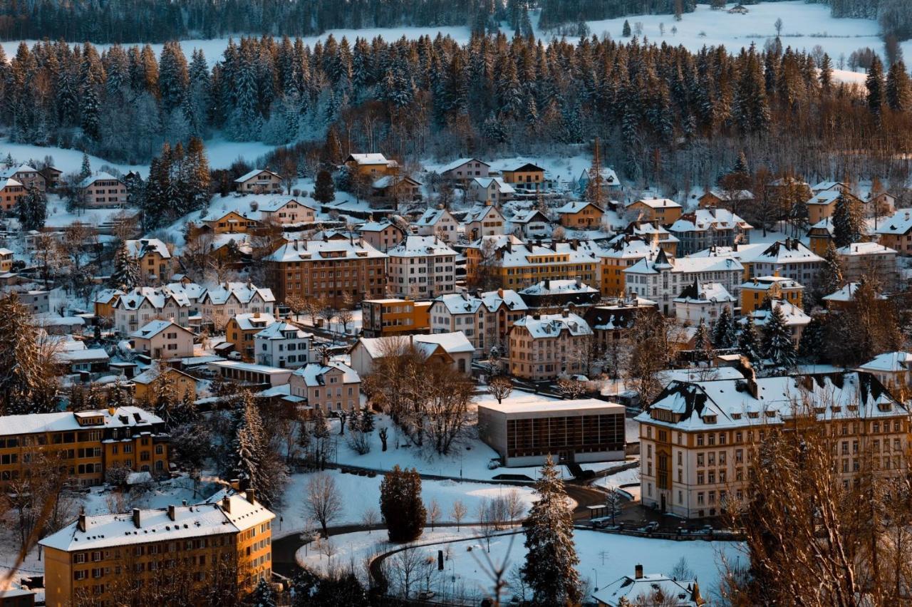 Appartement Luna Avec Parking Couvert Prive Le Locle Bagian luar foto
